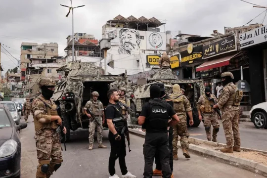 حركة فتح تسلم دفعة من سلاحها في مخيم عين الحلوة للجيش اللبناني