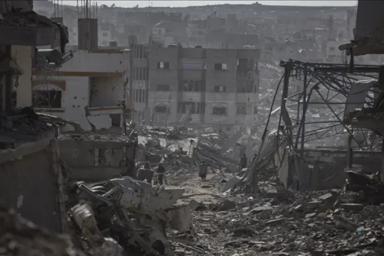 غزة: شهداء أطفال بقصف مدرسة إيواء ولازاريني يحذر من أزمة غذاء حادة