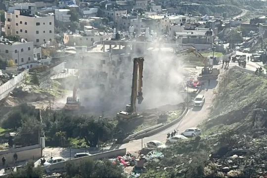 الاحتلال يهدم بناية جنوبي القدس وينّفذ اقتحامات بالخليل