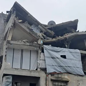 انهيار 3 مبان في غزة بسبب المنخفض الجوي والفيضانات تغمر القطاع