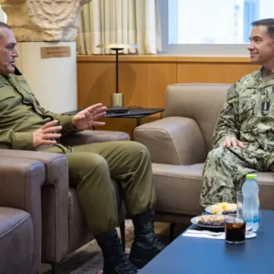 قائد "سنتكوم" يصل إسرائيل ومخاوف من هجوم إيراني استباقي