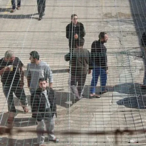 هآرتس: الأسرى الفلسطينيين تعرضوا للتعطيش كإجراء انتقامي