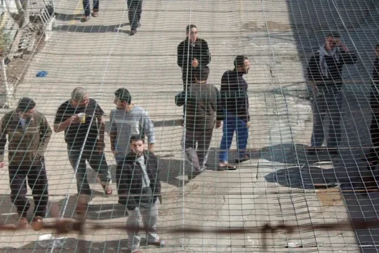 هآرتس: الأسرى الفلسطينيين تعرضوا للتعطيش كإجراء انتقامي