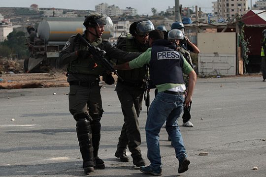 إسرائيل اعتقلت 42 صحافيا فلسطينيا بينهم 8 صحافيات خلال 2025