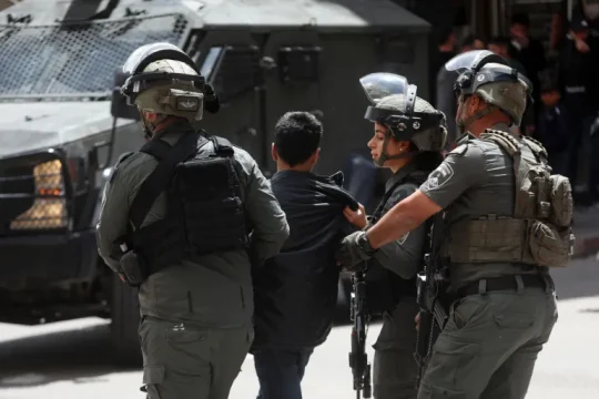 شهيد في نابلس والاحتلال يعتقل 50 فلسطينيا بالضفة