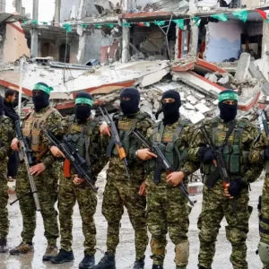 القناة 12: الولايات المتحدة ستُحدد مهلة زمنية لنزع سلاح حماس