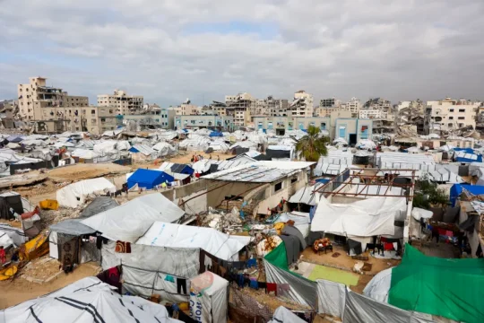 غارات إسرائيلية على مناطق بغزة وجرحى بقصف مسيرة خيمة نازحين