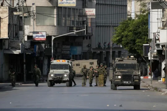 إصابات باقتحام الاحتلال للبيرة وإخطارات ببدء مشروع استيطاني بالقدس