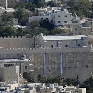 القناة 14: سحب صلاحيات التخطيط في الحرم الإبراهيمي من بلدية الخليل ونقلها للإدارة المدنية