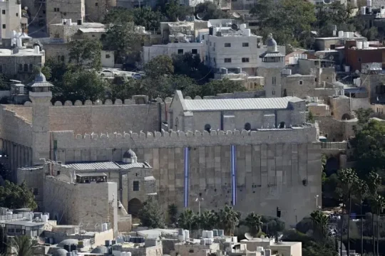 القناة 14: سحب صلاحيات التخطيط في الحرم الإبراهيمي من بلدية الخليل ونقلها للإدارة المدنية