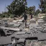 الجيش الإسرائيلي ينبش 170 قبراً بالشجاعية بحثاً عن جثة "غويلي"