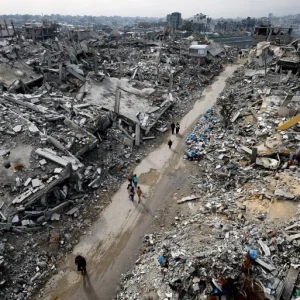 شهداء بانهيار منزل في مخيم المغازي وغارات وعمليات نسف بالقطاع