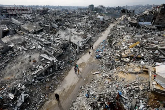 شهداء بانهيار منزل في مخيم المغازي وغارات وعمليات نسف بالقطاع