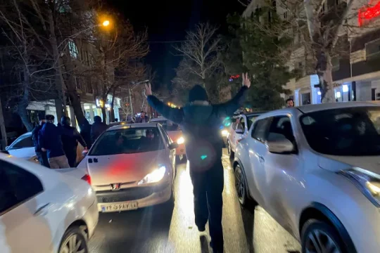 احتجاجات إيران تدخل أسبوعها الثالث مع تواصل انقطاع الإنترنت