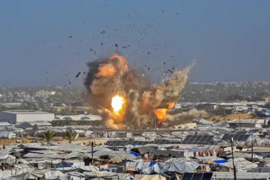 الاحتلال يصعّد عدوانه.. 21 شهيدًا بغزة بينهم مسعف في تصعيد جديد