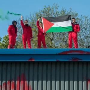 تبرئة 6 من نشطاء "بالستاين أكشن" في بريطانيا من ادعاء السطو على شركة إسرائيلية