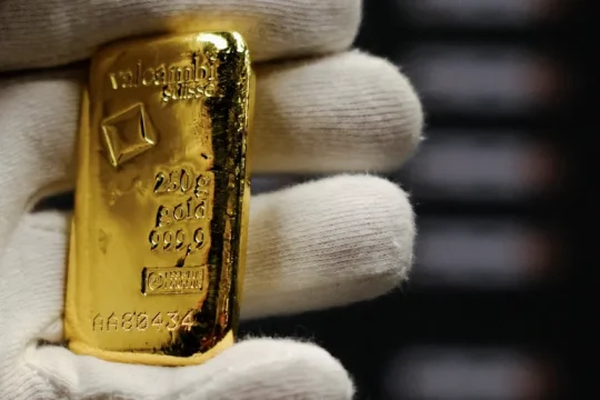 الذهب يتراجع والفضة تهوي وسط موجة بيع واسعة