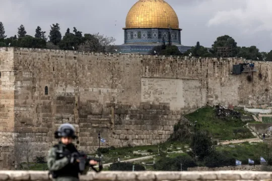 قبيل رمضان.. عشرات المقدسيين تصلهم قرارات الإبعاد عن الأقصى برسالة على "واتساب"